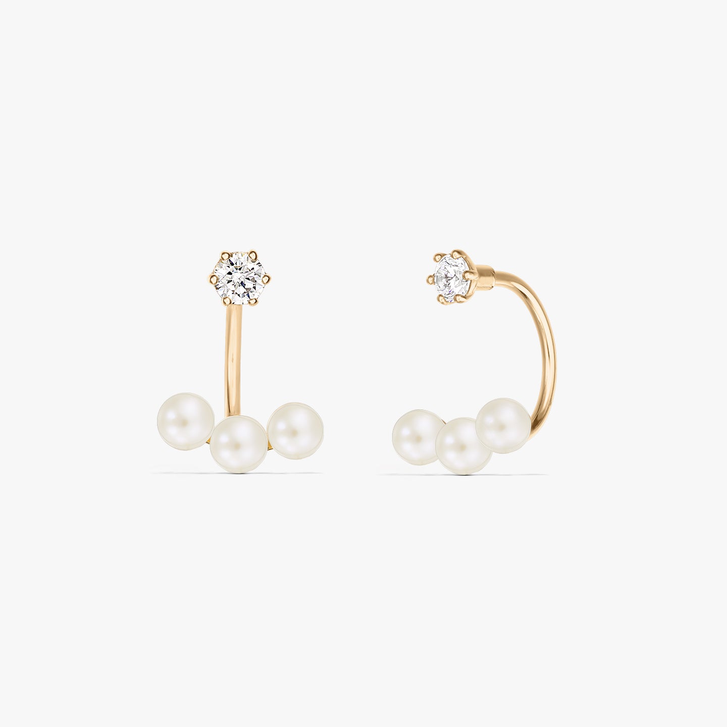 Négyzetes termékfotó egy pár 14K sárga arany ear jacket fülbevalóról, amelyben három természetes gyöngy helyezkedik el egy kis, kerek bedugós fej alatt, tiszta fehér háttéren.