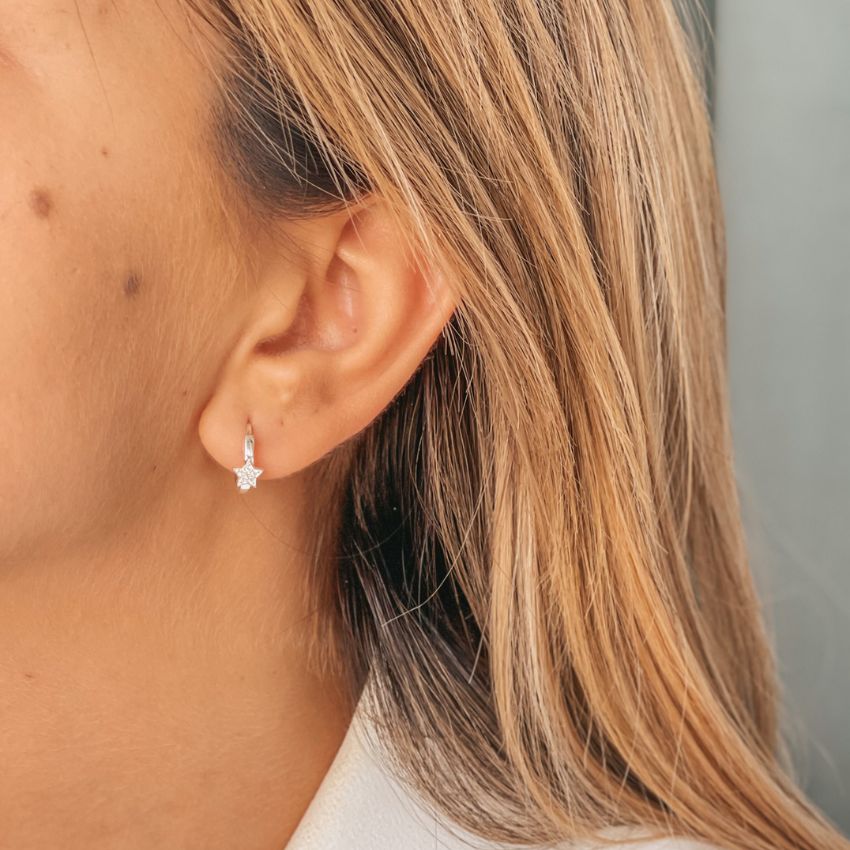 Vue rapprochée d'une boucle d'oreille en argent avec zirconia en forme d'étoile