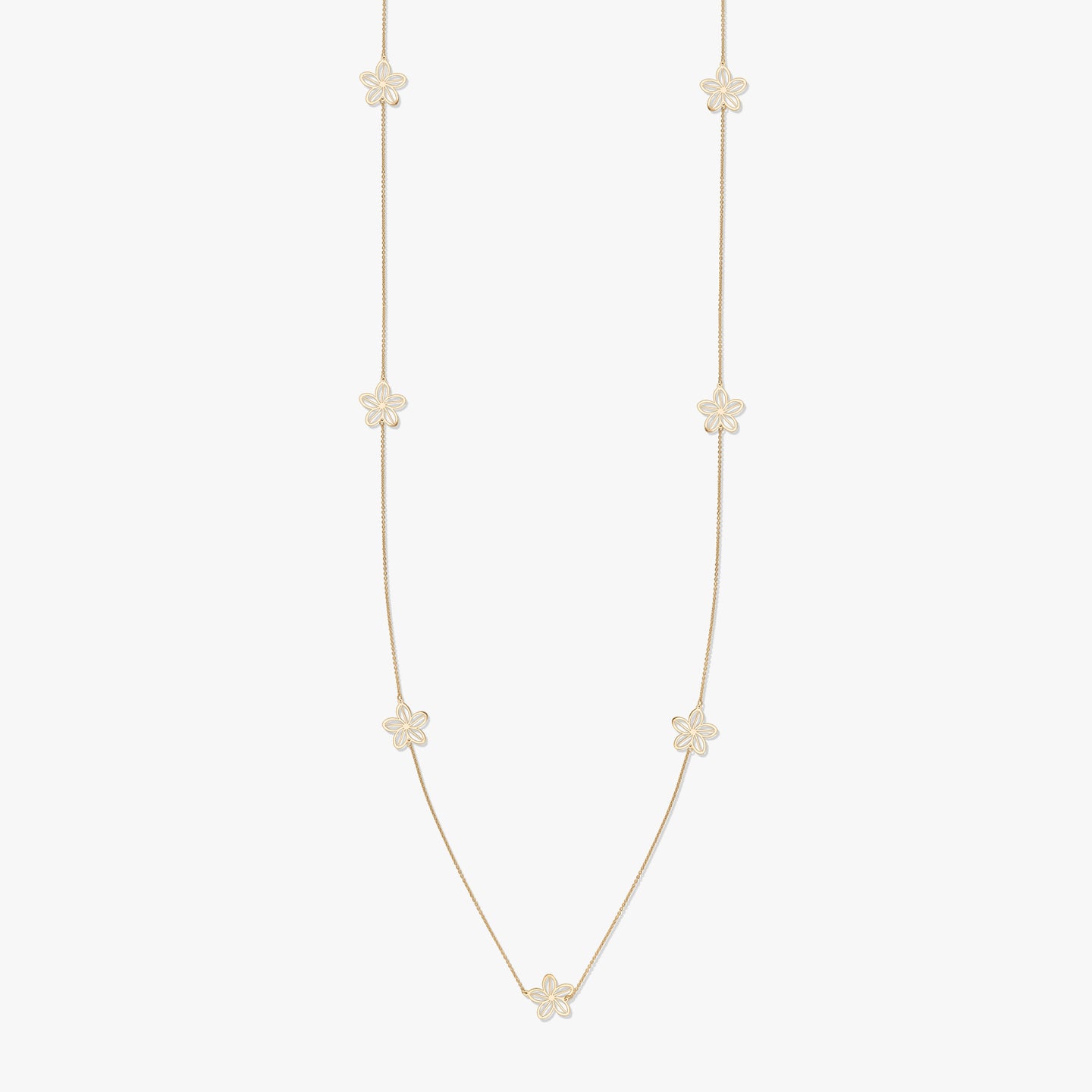 Collier en or avec motifs floraux sur fond blanc