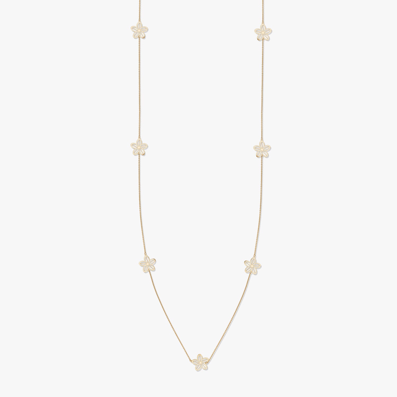 Collier en or avec motifs floraux sur fond blanc