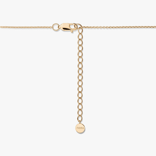 Fermoir de collier en argent sterling plaqué or avec chaîne d’extension et petite étiquette INDIRA sur fond blanc.