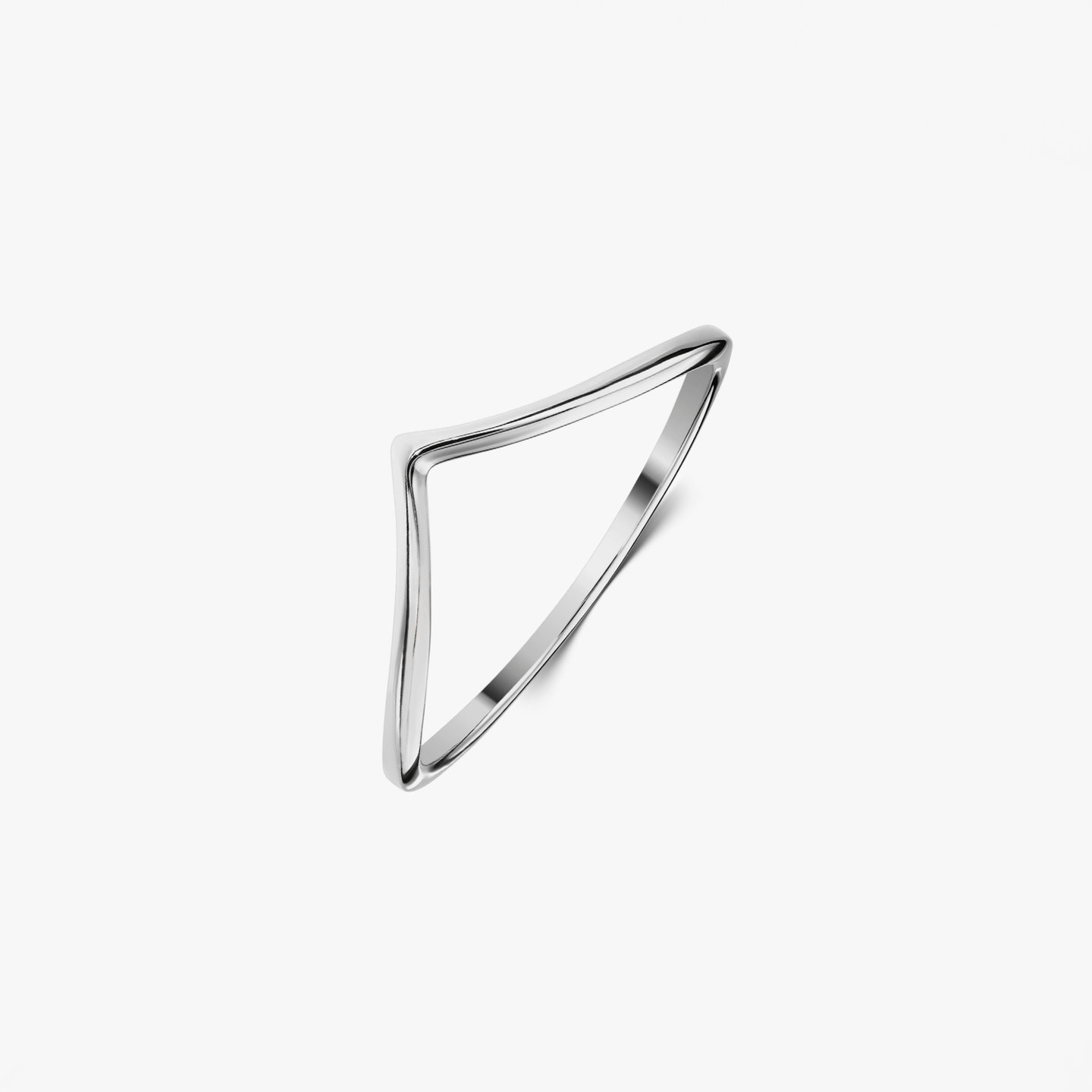 Bague en argent en forme de V avec un design minimaliste sur fond blanc.
