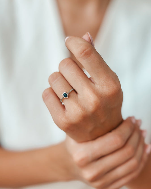 Genn White Gold Ring - Sapphire and Diamonds