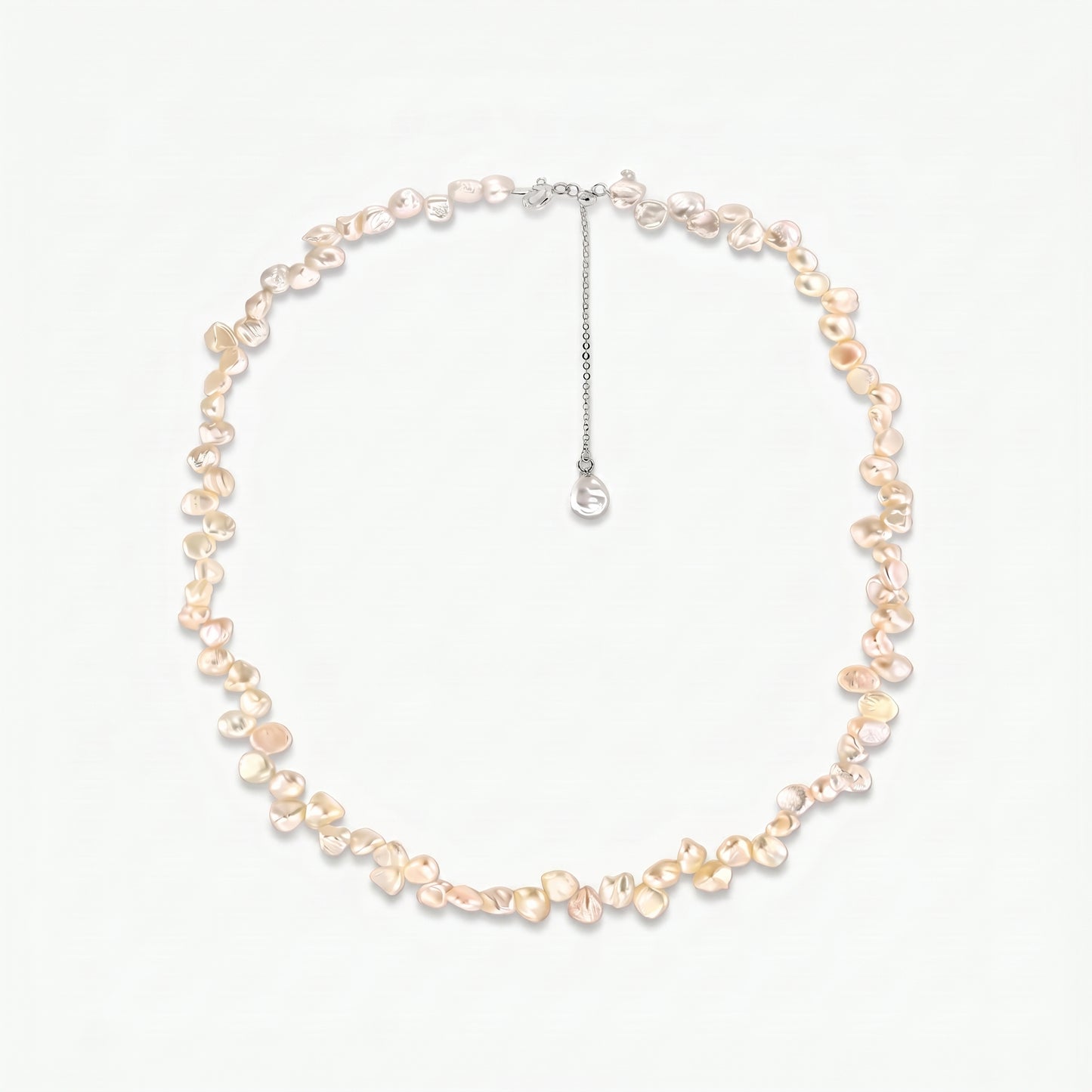 Collier Brielle en argent sterling avec des perles keshi d'eau douce roses et une chaîne d'extension réglable sur fond blanc.