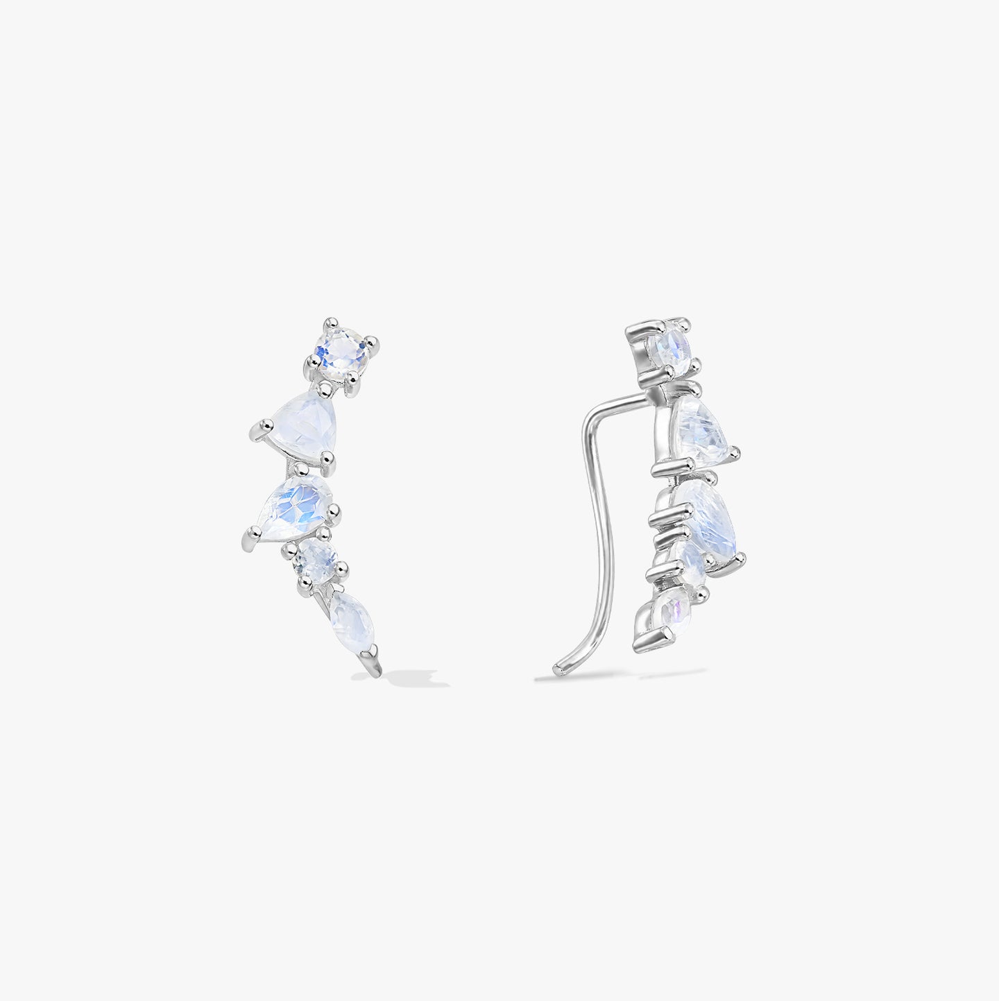 Paire de boucles d’oreilles montantes en argent sterling avec pierre de lune, vues de face et de côté sur fond blanc.
