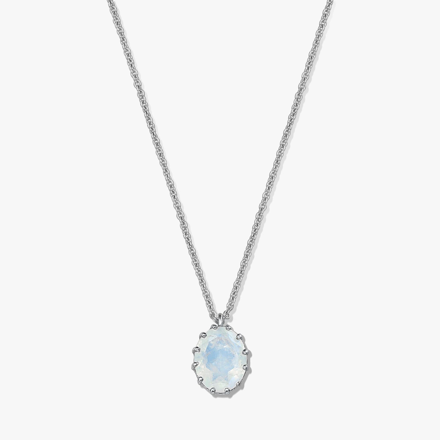 Collier en argent sterling avec pendentif ovale en pierre de lune sur fond blanc.