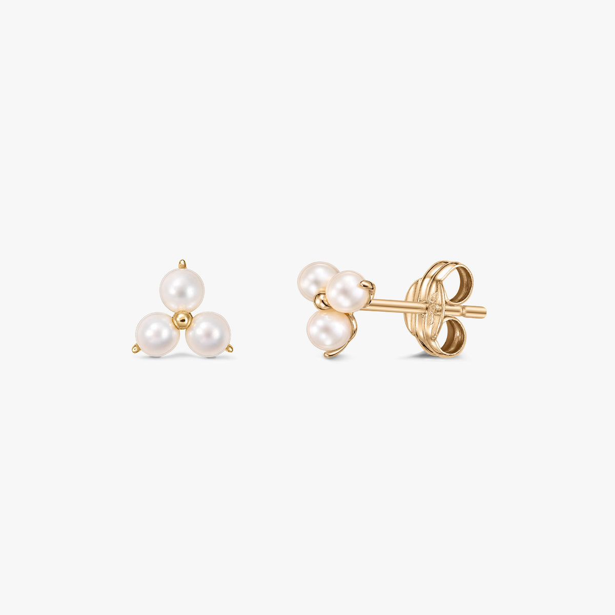 Paire de boucles d'oreilles clous Pointe en or avec trois perles de culture blanches regroupées en triangle sur fond blanc, vues de face et de côté avec papillons.