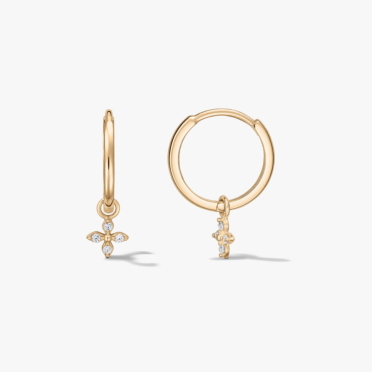 Elegáns 14K sárga arany karika fülbevaló-pár, apró, cirkóniával kirakott négyszirmú virágmedálokkal, fehér háttéren.