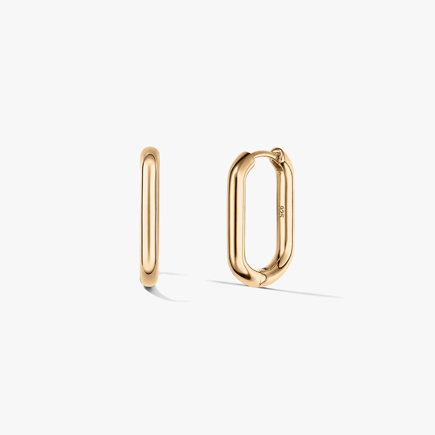 Paire de créoles rectangulaires en argent sterling plaqué or sur fond blanc.