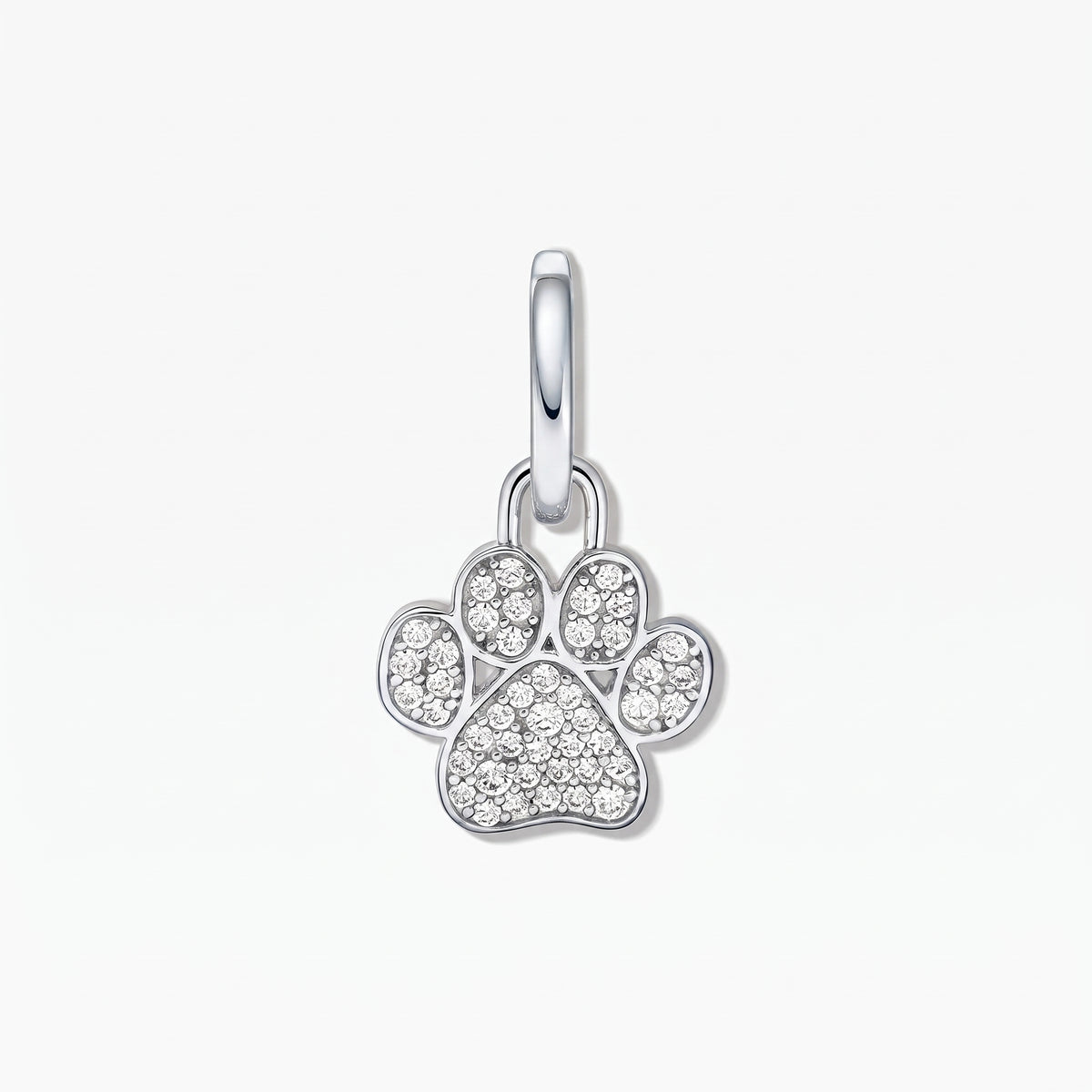 Pendentif empreinte de patte en argent sterling avec pavé de zirconium cubique blanc sur fond blanc.