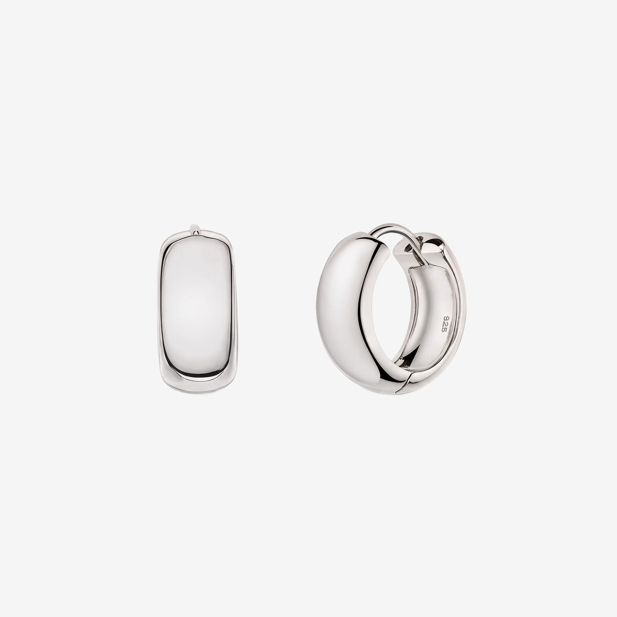 Boucles d'oreilles huggie en argent 925, modèle Bold Maxi Hoops ; une pièce présentée de face, l'autre légèrement ouverte, sur fond blanc, avec finition brillante.