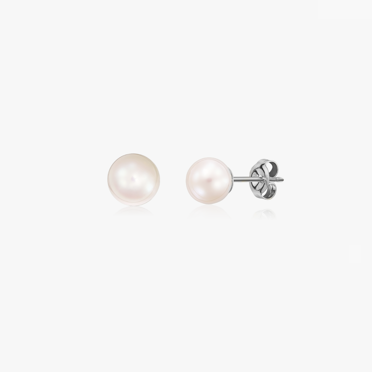 Paire de boucles d'oreilles en argent avec des perles naturelles sur fond blanc.