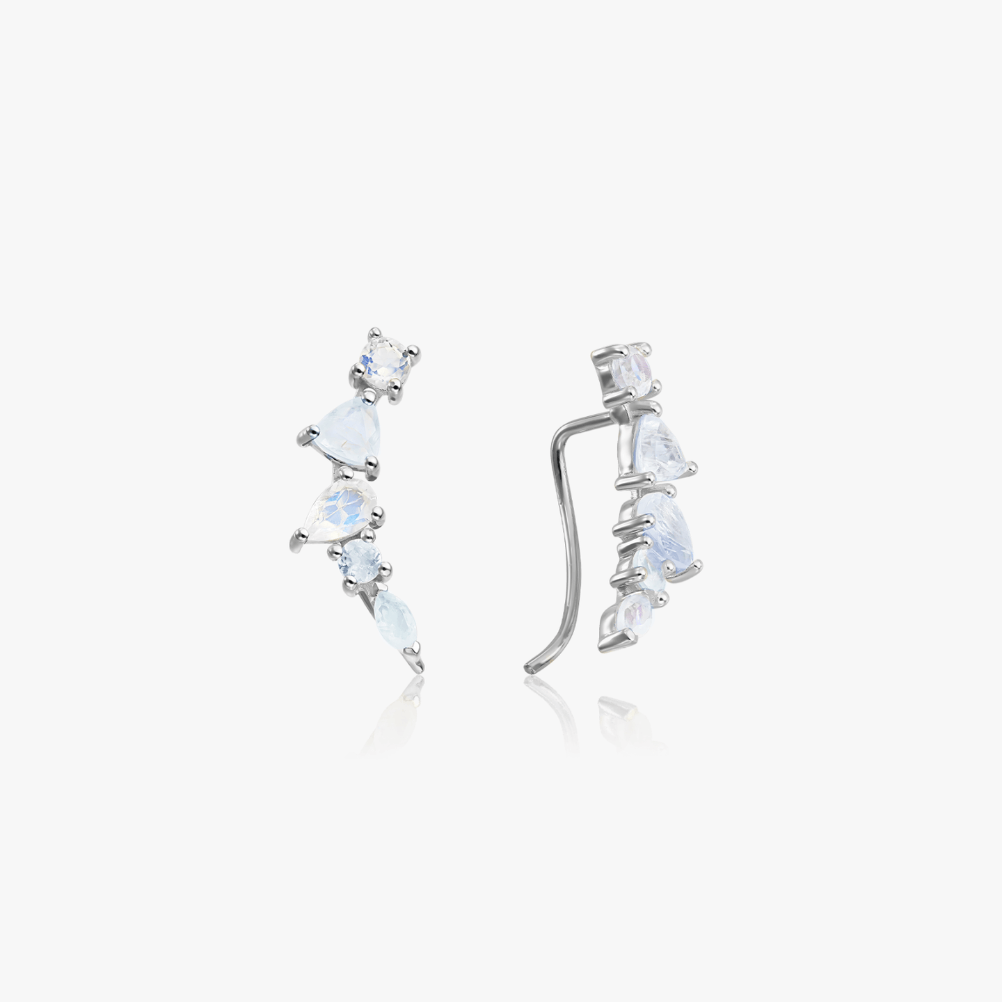 Boucles d'oreilles Valery en argent avec pierres de lune sur fond blanc.