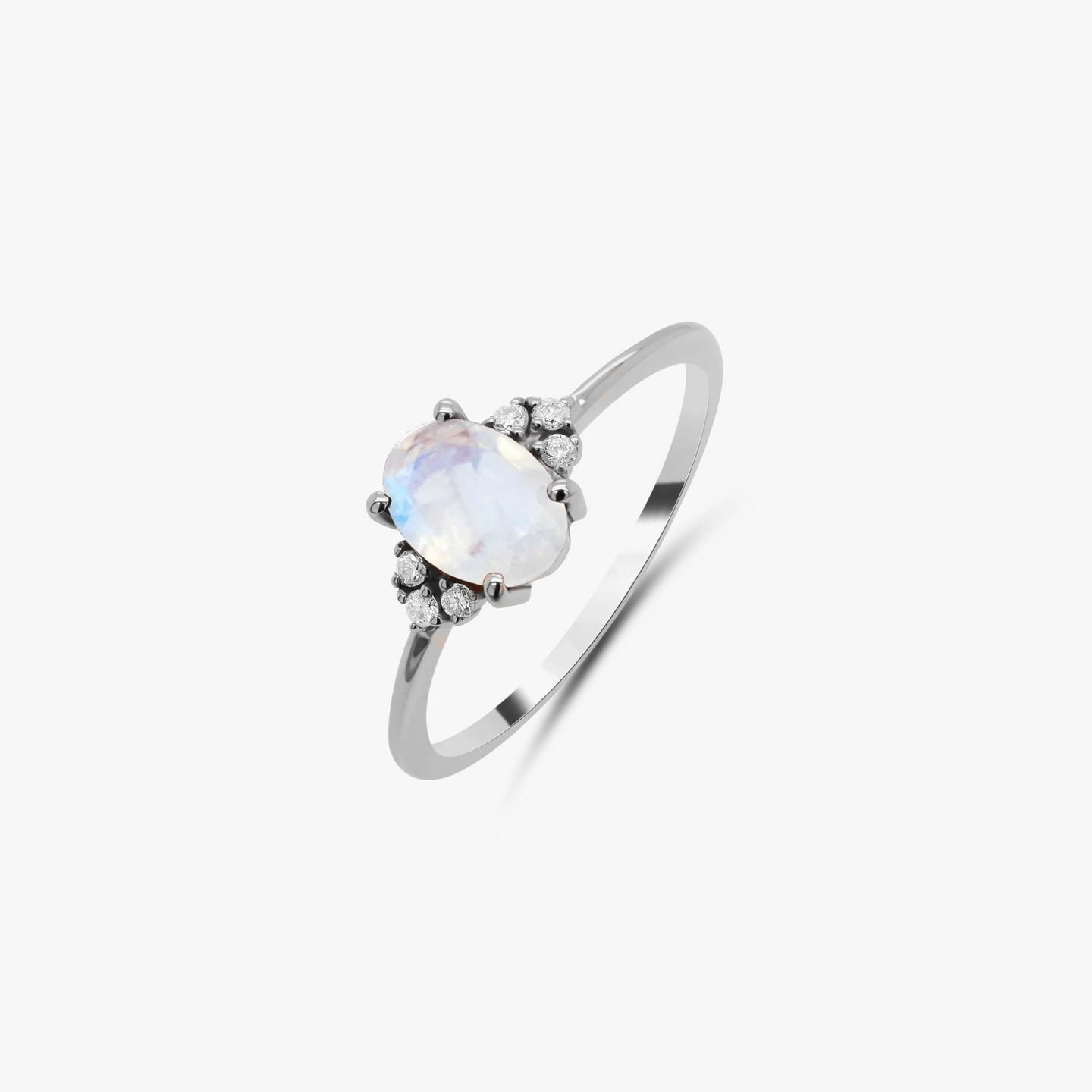 Bague en argent éclatante avec pierre de lune sur fond blanc