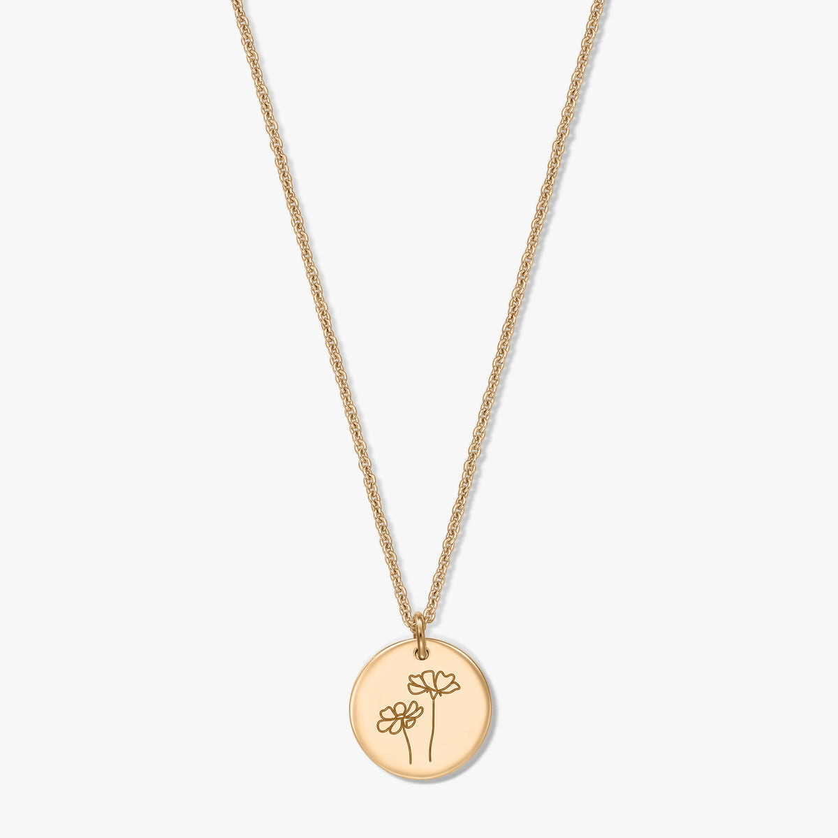 Collier en argent plaqué or avec pendentif disque rond gravé de deux fleurs de cosmos, photographié sur fond blanc.