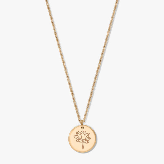 Collier fleur de naissance en argent plaqué or avec pendentif disque rond gravé d’un lotus (juillet), sur fond blanc.