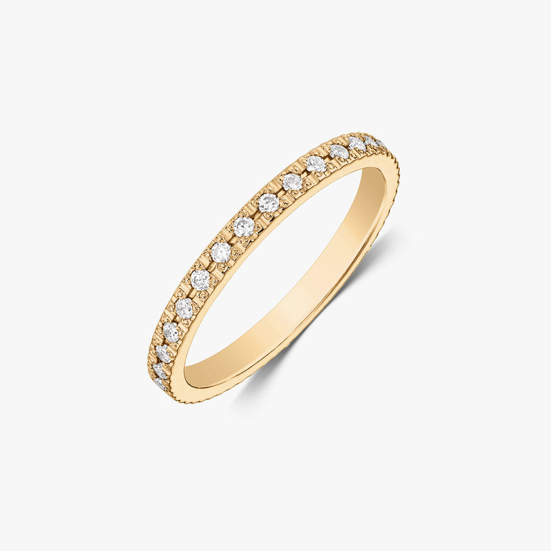 Elegáns 14K sárga arany cirkónia tenisz karikagyűrű kerek, fehér kövekkel, fehér háttéren fotózva.