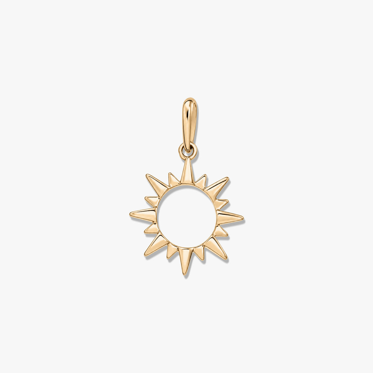 Pendentif soleil en or jaune poli avec centre ajouré et bélière, isolé sur fond blanc.