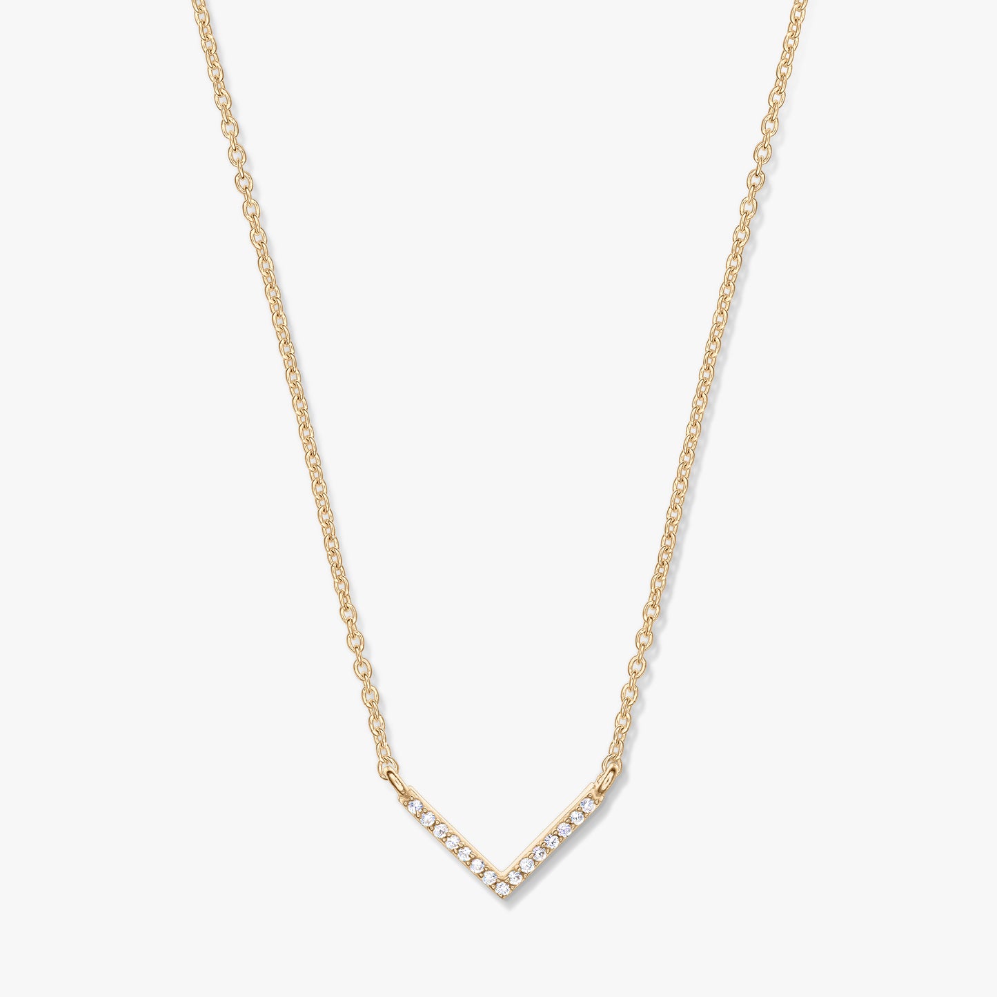Collier doré avec pendentif en forme de V orné de zircone, sur une fine chaîne, photographié sur fond blanc.