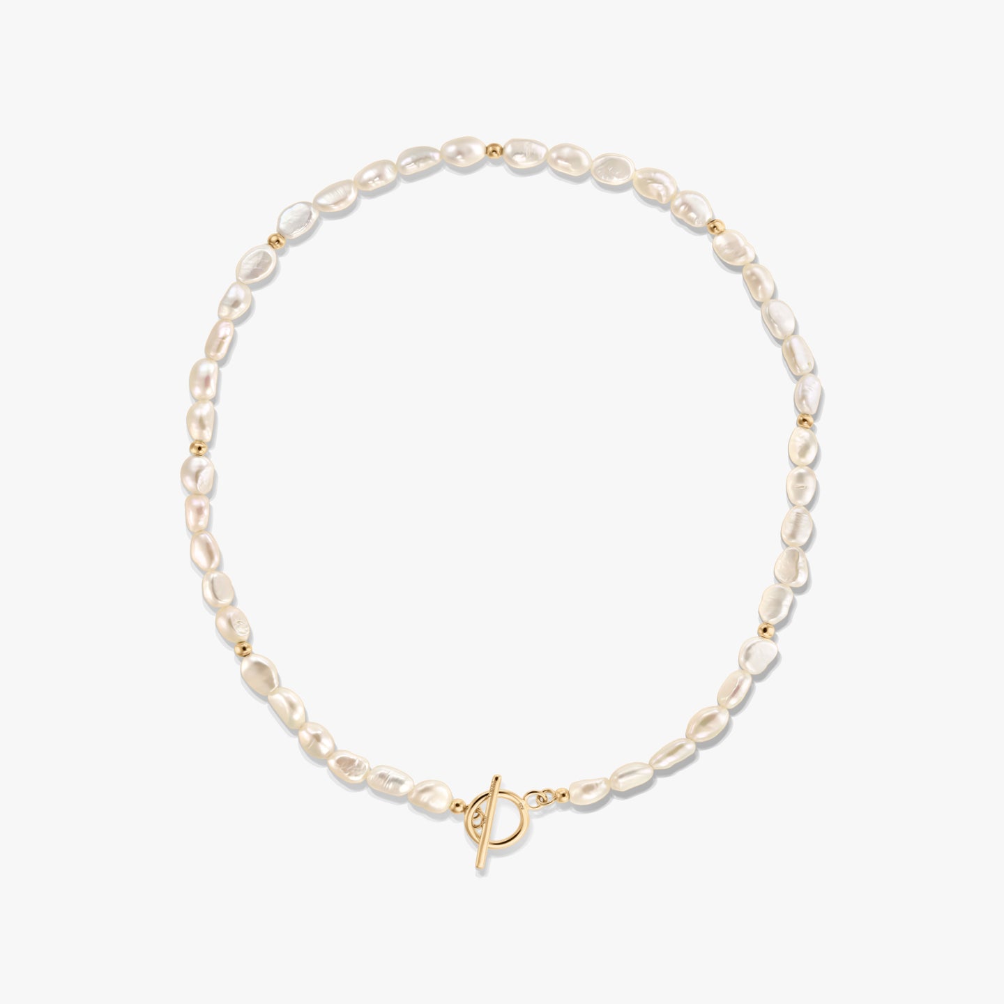 Image produit carrée d'un collier délicat en perles d'eau douce naturelles, orné de petites billes en or et d'un fermoir T à l'avant, photographié sur fond blanc.