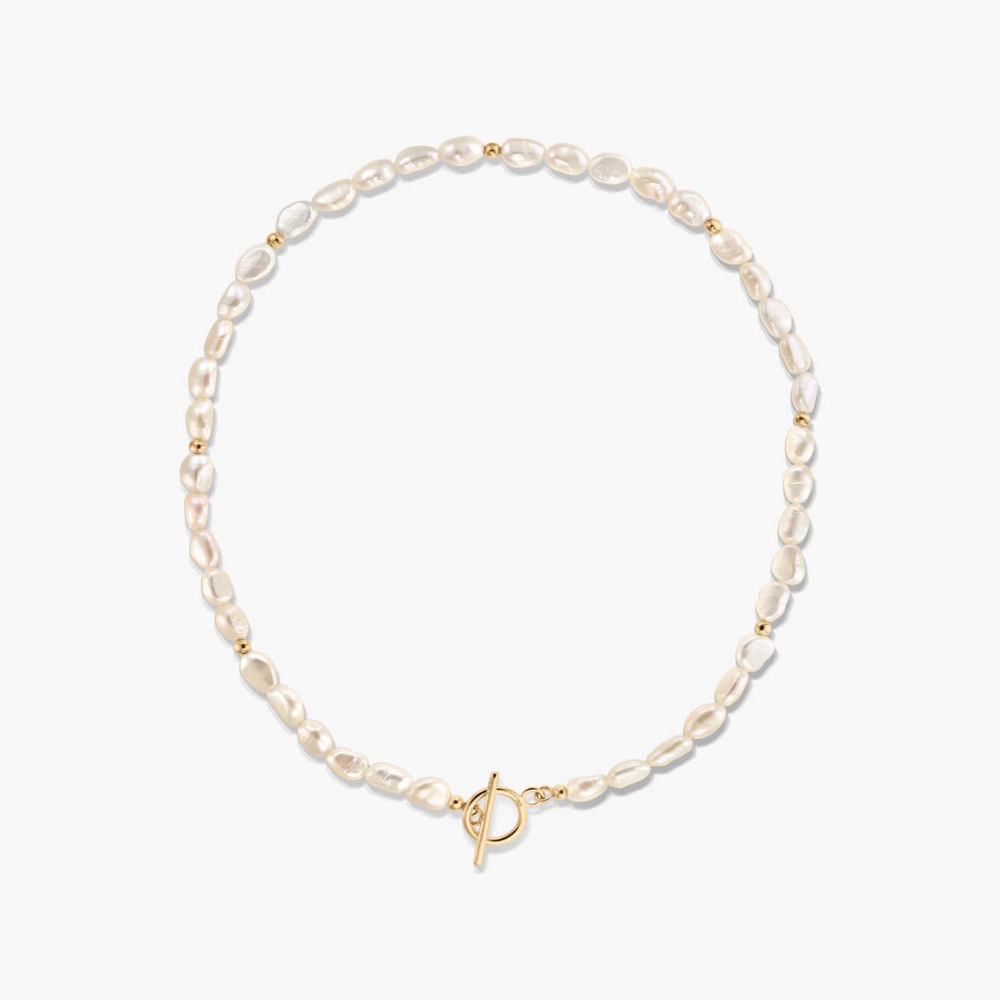 Image produit carrée d'un collier délicat en perles d'eau douce naturelles, orné de petites billes en or et d'un fermoir T à l'avant, photographié sur fond blanc.