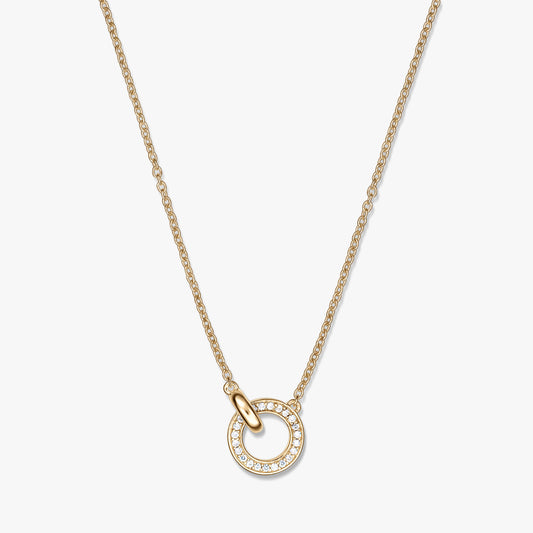 Collier en argent à maillons dorés avec un petit pendentif cercle ouvert ton or, serti pavé de pierres claires, sur une chaîne fine, présenté sur fond blanc.