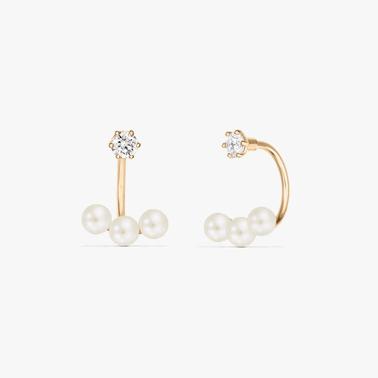 Négyzetes termékfotó egy pár 14K sárga arany ear jacket fülbevalóról, amelyben három természetes gyöngy helyezkedik el egy kis, kerek bedugós fej alatt, tiszta fehér háttéren.