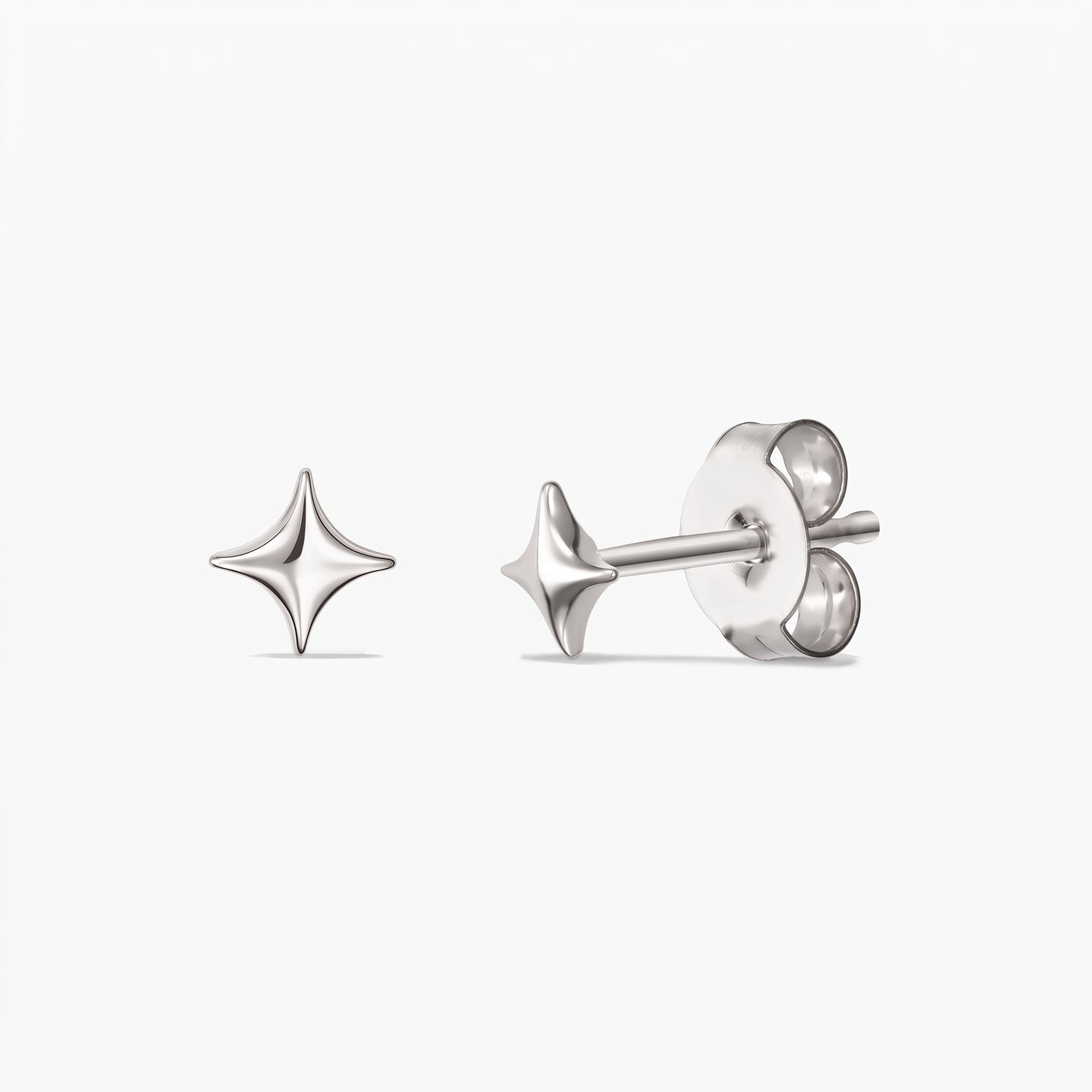 Cosmic Star Silver Earrings — egy pár 925-ös sterling ezüst, csillag alakú bedugós fülbevaló elölnézetben és oldalnézetben, pillangózárral, fehér háttéren.