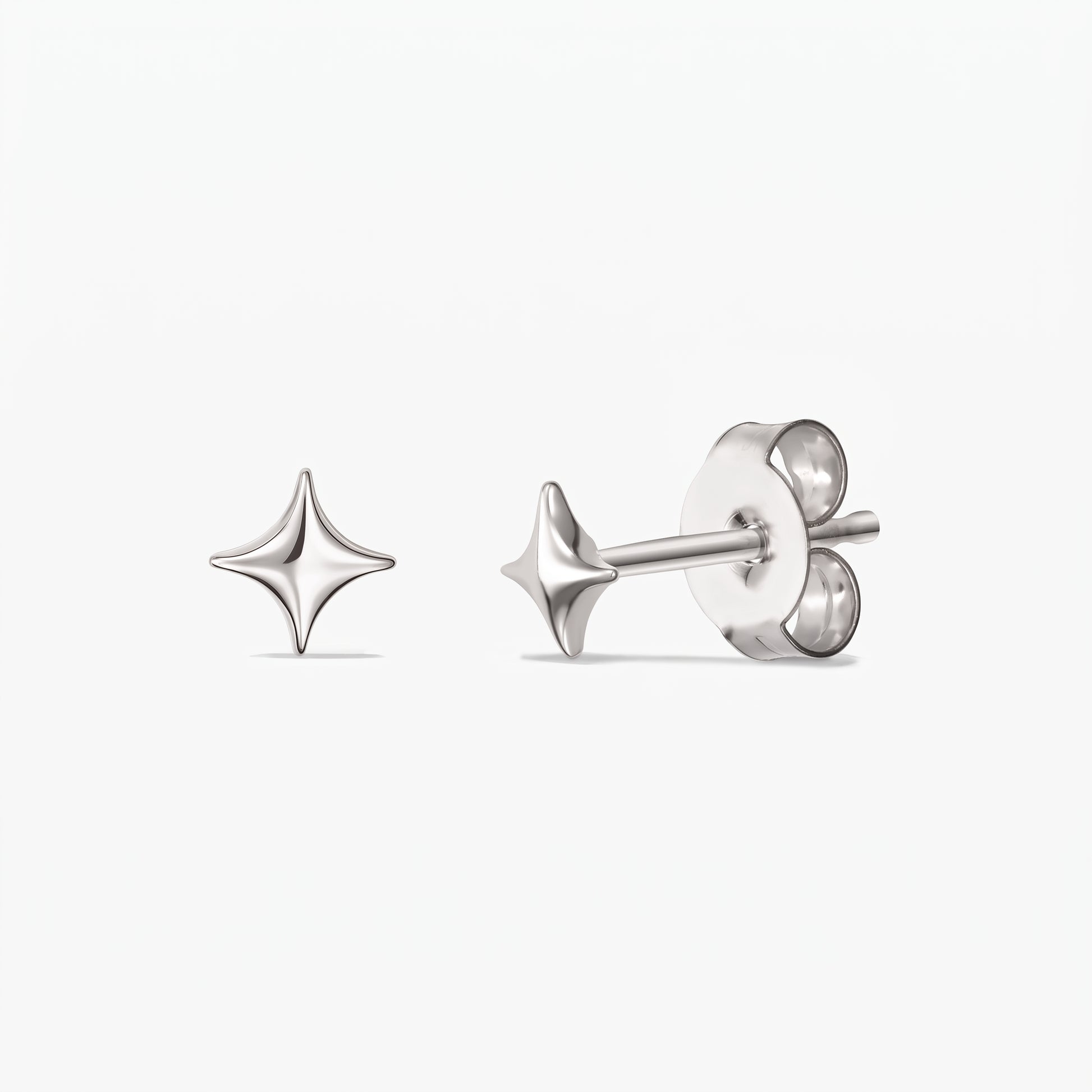Cosmic Star Silver Earrings — egy pár 925-ös sterling ezüst, csillag alakú bedugós fülbevaló elölnézetben és oldalnézetben, pillangózárral, fehér háttéren.