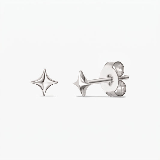 Cosmic Star Silver Earrings — egy pár 925-ös sterling ezüst, csillag alakú bedugós fülbevaló elölnézetben és oldalnézetben, pillangózárral, fehér háttéren.