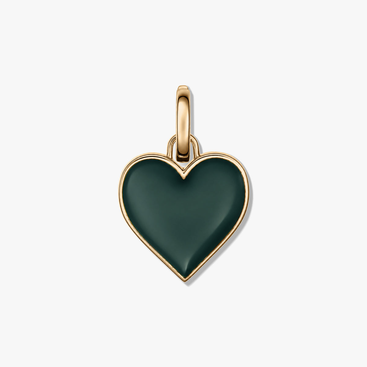 Photo carrée du produit montrant un pendentif vert en forme de cœur avec un bord métallique poli et une bélière sur fond blanc.