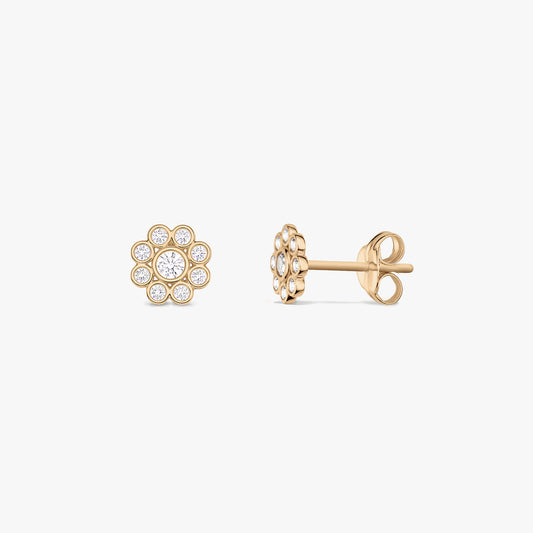 Paire de puces d’oreilles en or jaune 14 K en forme de marguerite, serties d’oxyde de zirconium blanc, présentées de face et de profil sur fond blanc.