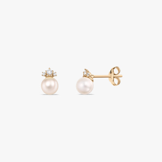 Paire de puces d’oreilles en or jaune 14k avec perles naturelles rondes et petits accents en forme de couronne en oxydes de zirconium blancs, vues de face et de profil sur fond blanc.