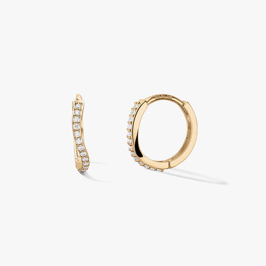Paire de créoles huggie en or jaune 14k avec une rangée pavée ondulée de zirconias blancs, sur fond blanc épuré — une vue de profil et une créole ouverte montrant la fermeture.