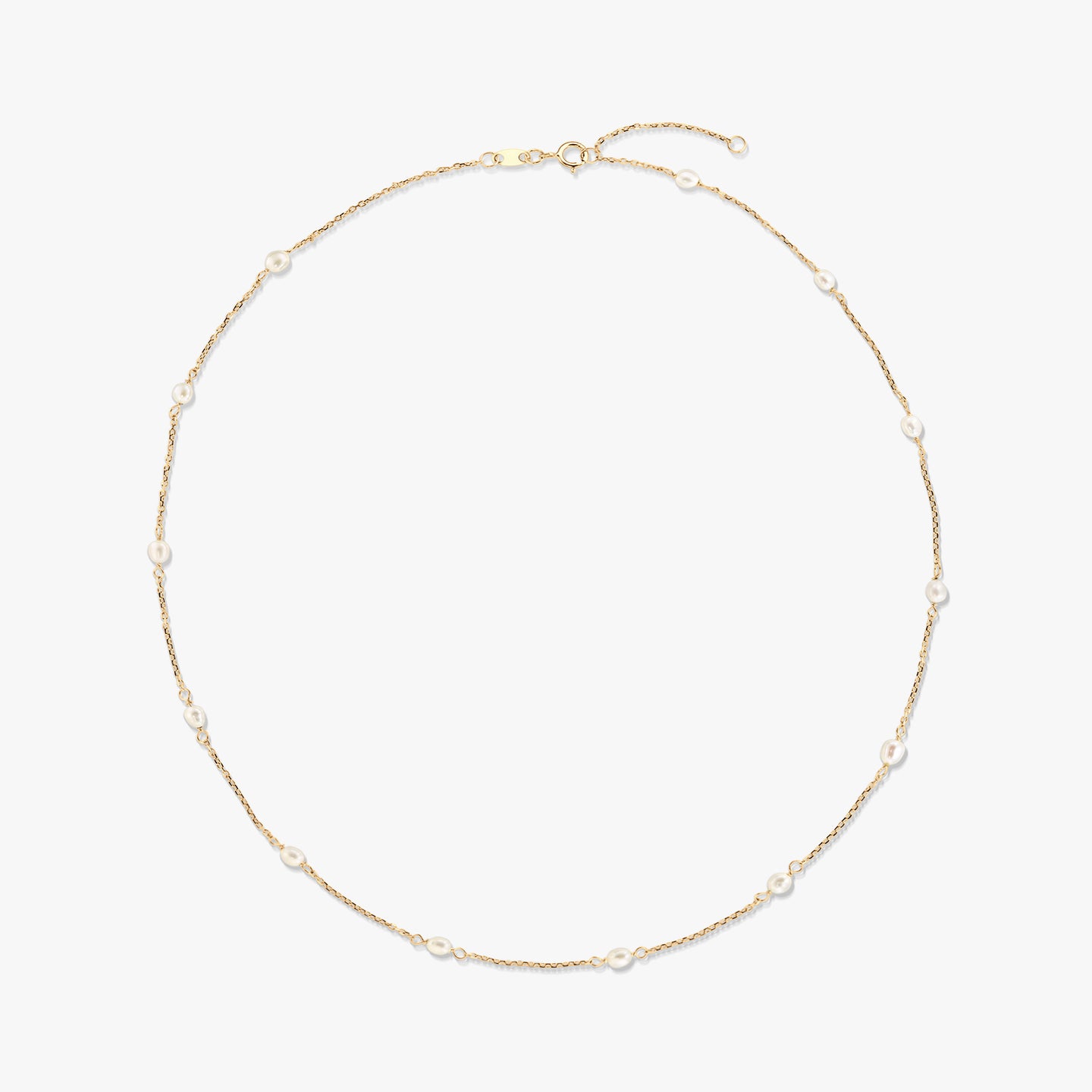 Elegáns 14K sárga arany station nyaklánc, apró, természetes fehér gyöngyökkel a finom láncon egyenletesen elhelyezve, fehér háttéren.