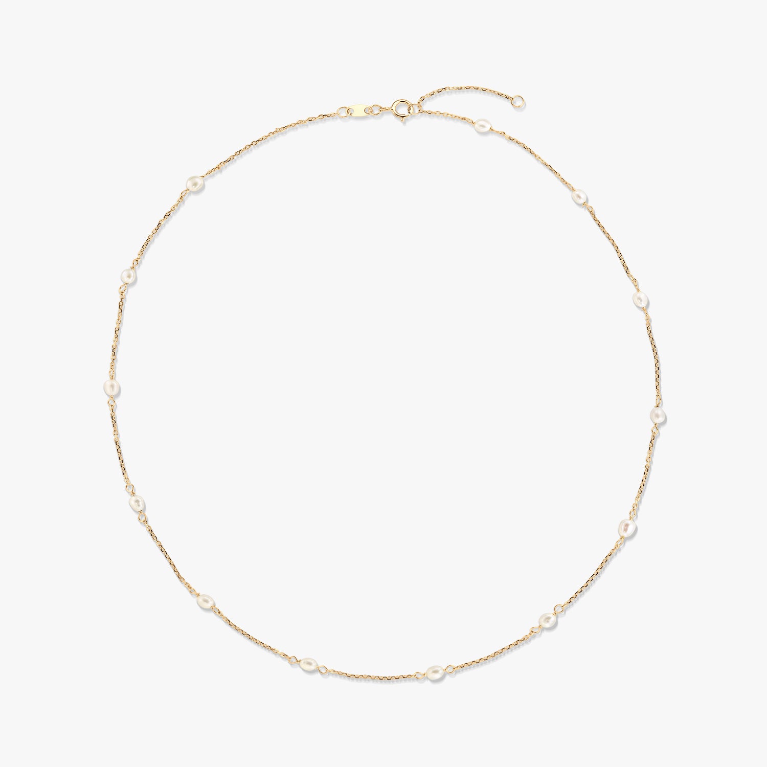 Elegáns 14K sárga arany station nyaklánc, apró, természetes fehér gyöngyökkel a finom láncon egyenletesen elhelyezve, fehér háttéren.