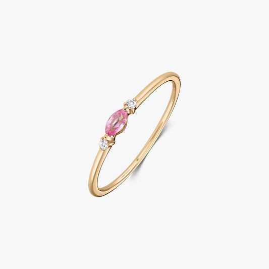 Bague en or jaune 14k avec un saphir rose taille marquise centré entre deux petits diamants ronds naturels sur fond blanc.