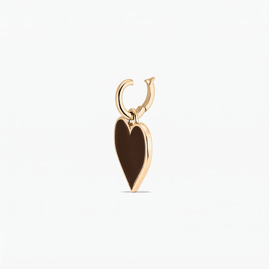 Gros plan d'un pendentif en argent 925 en forme de cœur avec un centre marron, isolé sur fond blanc.