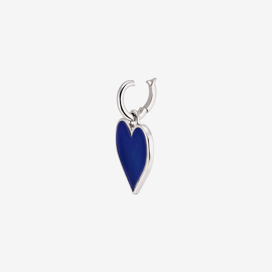 Pendentif coeur en argent avec un centre bleu profond sur fond blanc.