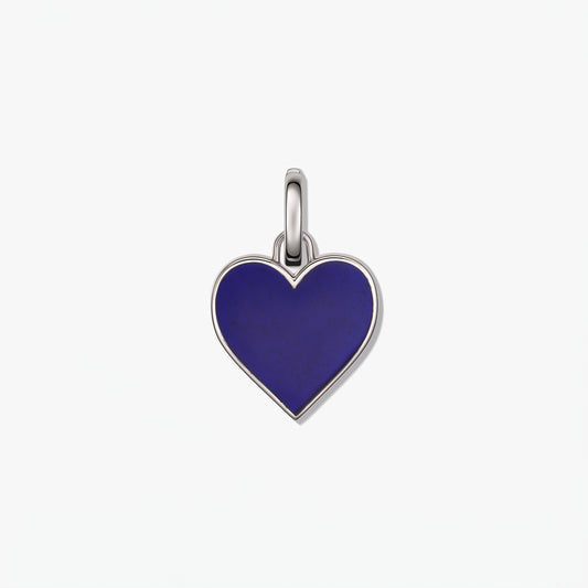 Pendentif en argent en forme de cœur avec un centre bleu profond, isolé sur fond blanc.
