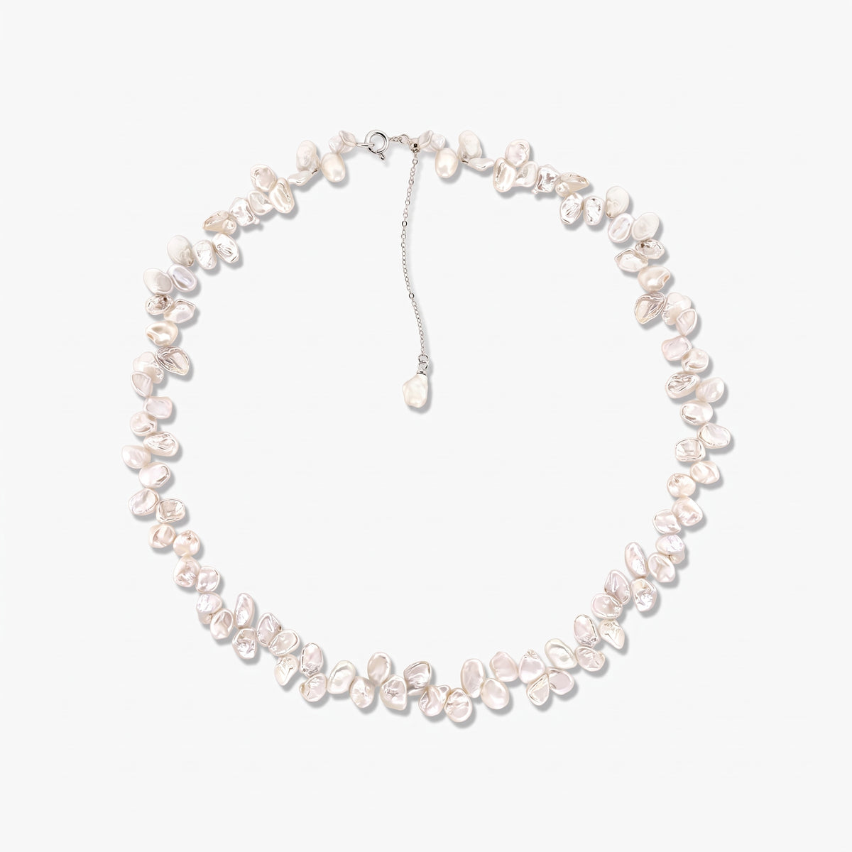Collier en argent sterling orné de perles blanches baroques irrégulières, disposées en cercle sur un fond blanc avec une chaîne réglable et un pendentif perle suspendu.