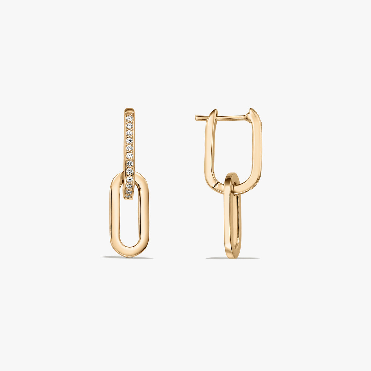 Paire de boucles d’oreilles pendantes à maillons en argent 925 plaqué or, ornées d’un pavage d’oxydes de zirconium sur la barre frontale, présentées sur fond blanc.