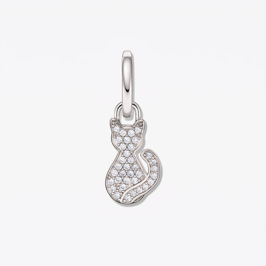Pendentif en argent 925 plaqué rhodium en forme de chat, orné de zircones blanches pavées, photographié sur fond blanc.