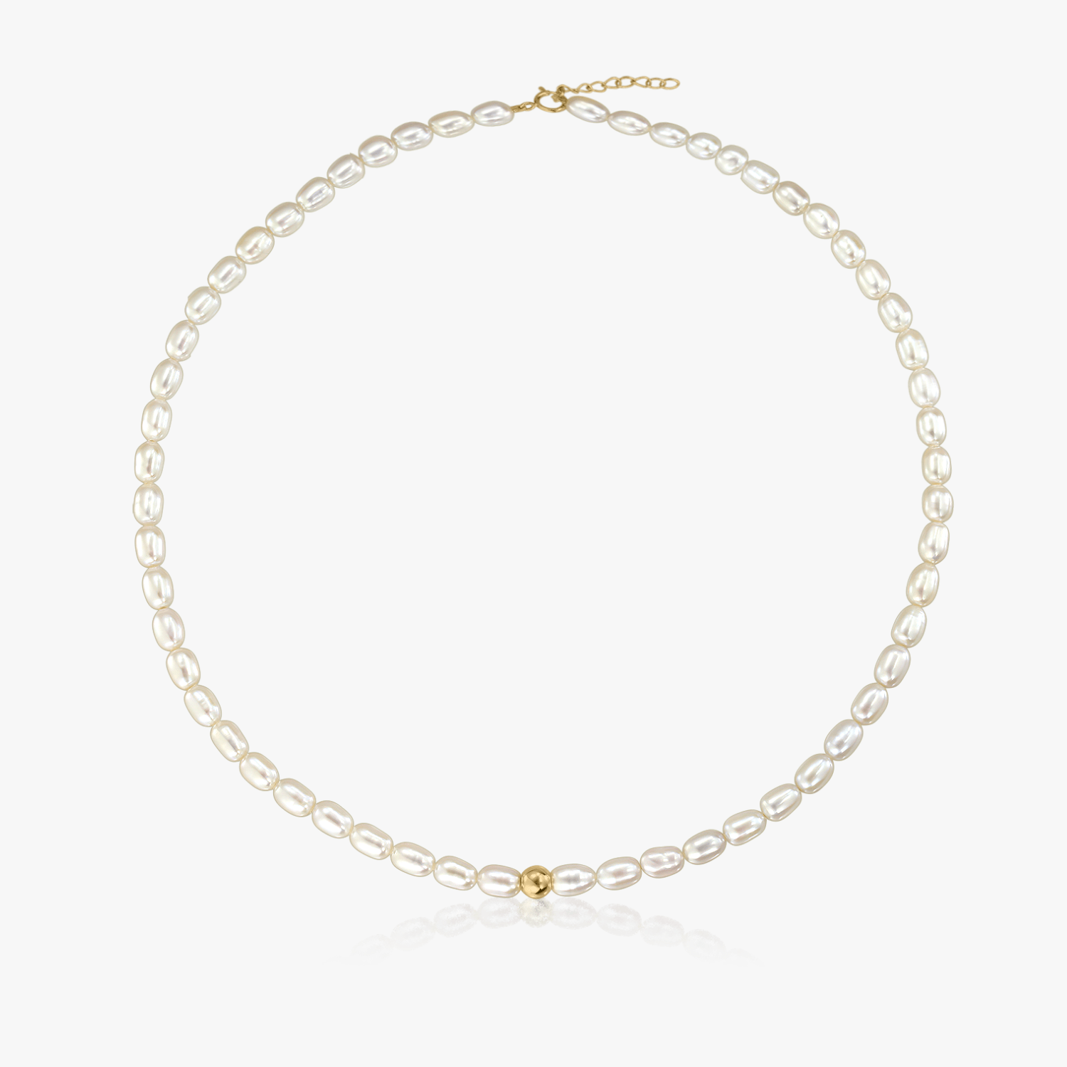 Gyöngy nyaklánc arany kapoccsal, fehér háttéren