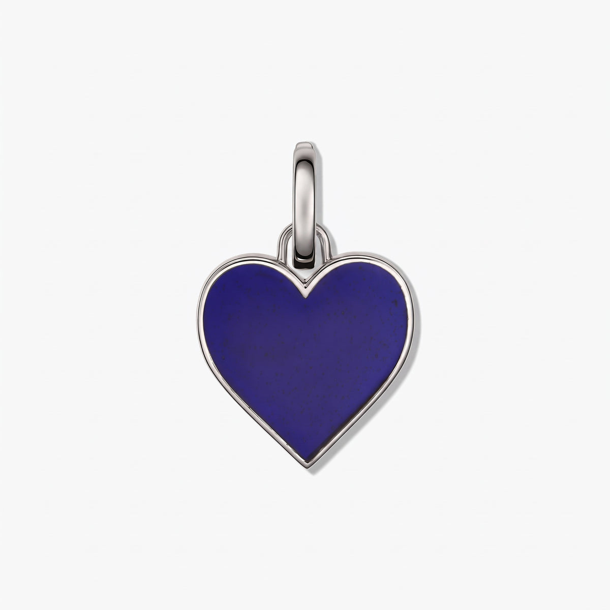 Pendentif cœur en argent avec une incrustation bleu profond, centré sur un fond blanc.