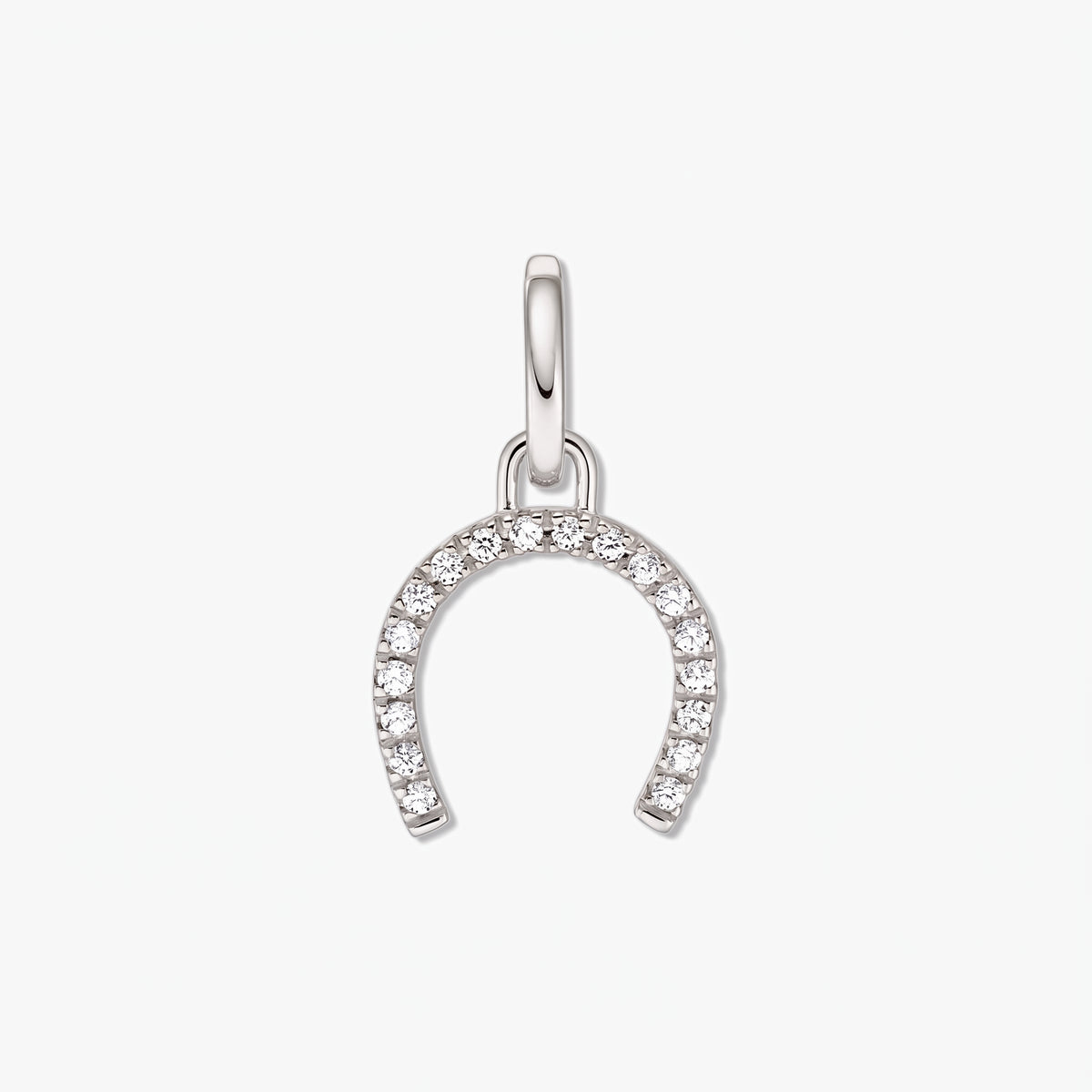 Pendentif fer à cheval en argent sterling serti de pierres de zirconium blanches sur fond blanc.