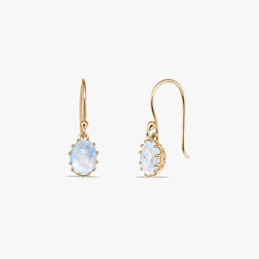 Paire de boucles d’oreilles pendantes en argent sterling plaqué or avec pierres de lune ovales, présentées sur fond blanc, vues de face et de profil.