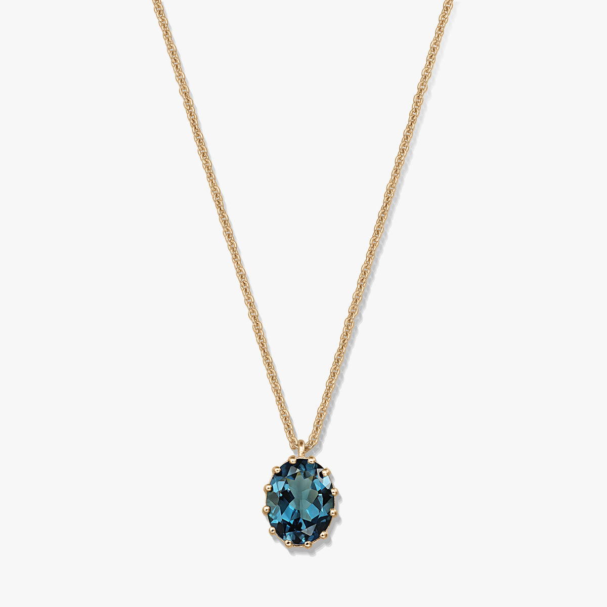 Kifinomult aranyozott sterling ezüst nyaklánc ovális London Blue Topaz medállal, fehér háttéren.