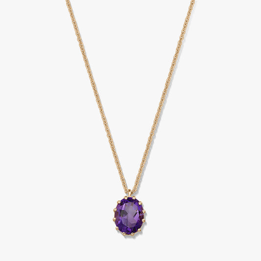 Collier en argent 925 plaqué or avec un pendentif améthyste facetté oval sur fond blanc.