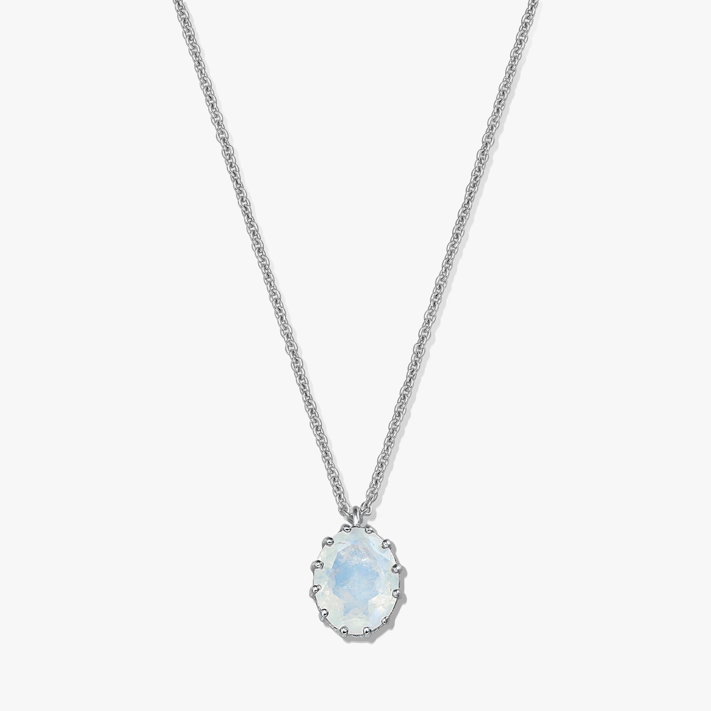 Collier en argent sterling avec pendentif ovale en pierre de lune sur fond blanc.